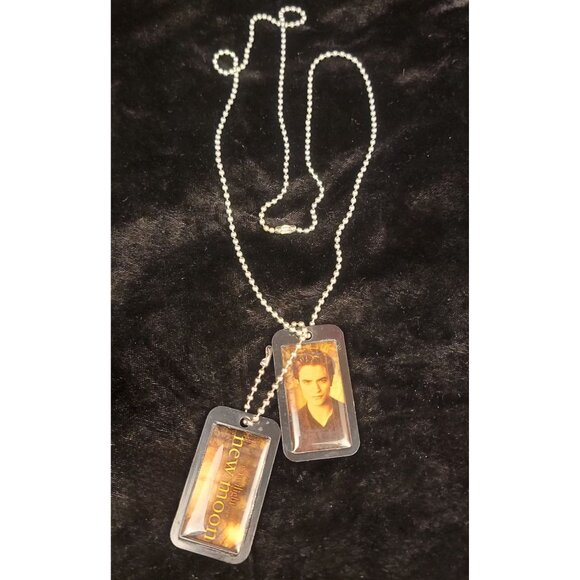 Collectible Twilight Saga:  Edward Cullen New Moon Dog Tags - Picture 10 of 10